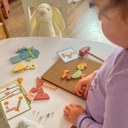 WOOPIE GREEN Drewniana Przybijanka z Młotkiem Układanka 20 wzorów 82 el.